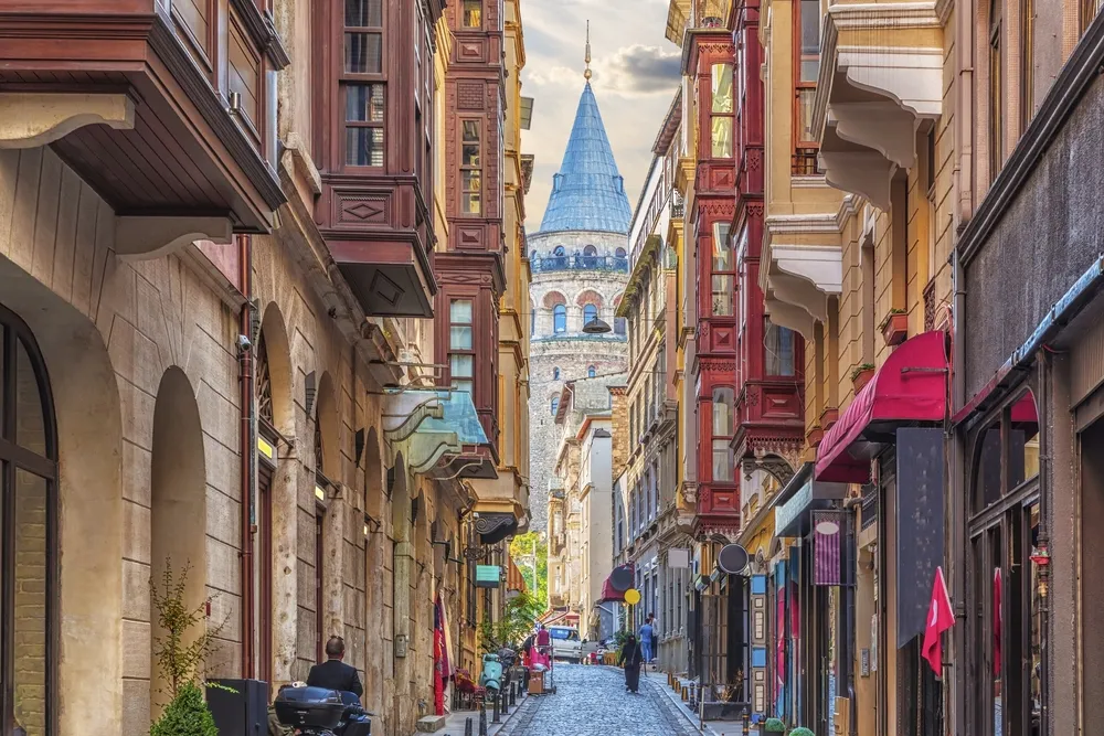 Blick durch eine malerische Gasse auf den imposanten Galataturm in Istanbul