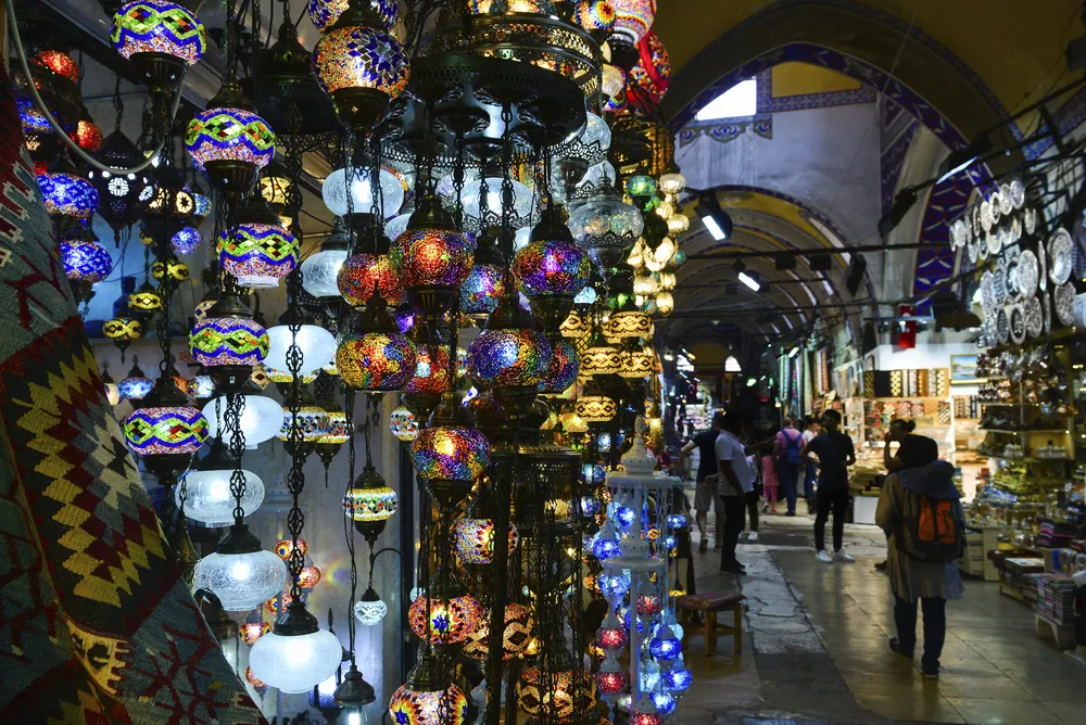 Leuchtende Farben im Großen Basar von Istanbul