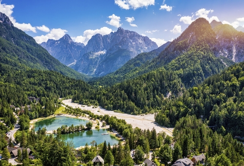Tolle Naturlandschaft in den slowenischen Alpen. Unglaubliche Sommerlandschaft auf dem Jasna See. Triglav-Nationalpark. Kranjska Gora, Slowenien. Bergsee Jasna in Krajsnka Gora, Slowenien.