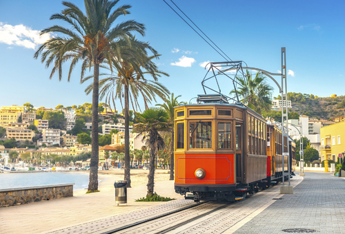 Die berühmte Orangenbahn führt von Soller nach Port de Soller, Mallorca, Spanien