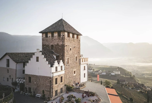 Aussenansicht des Schloss Hotel Korb, Südtirol, Italien