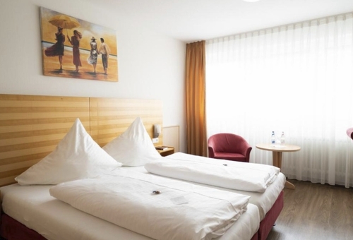 Doppelzimmer im Ates Hotel Kehl mit moderner Einrichtung und großem Fenster.