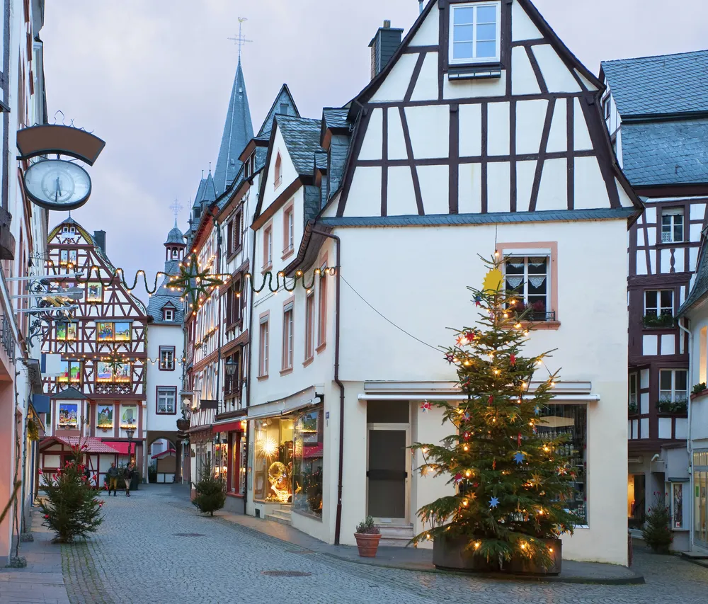 Fachwerkhaus in Bernkastel-Kues mit geschmücktem Weihnachtsbaum und festlicher Altstadtatmosphäre