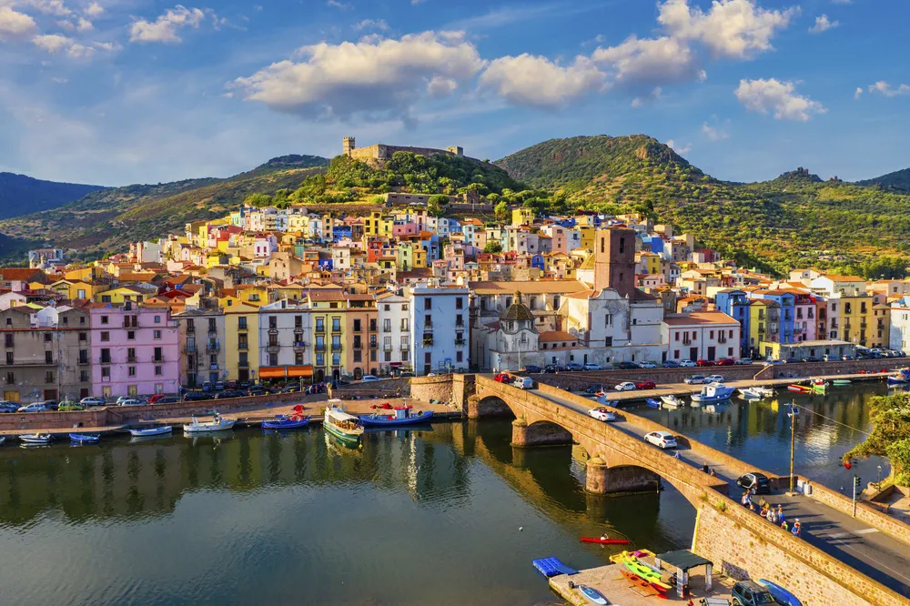 Die Stadt Bosa neben dem Fluss Temo auf Sardinien