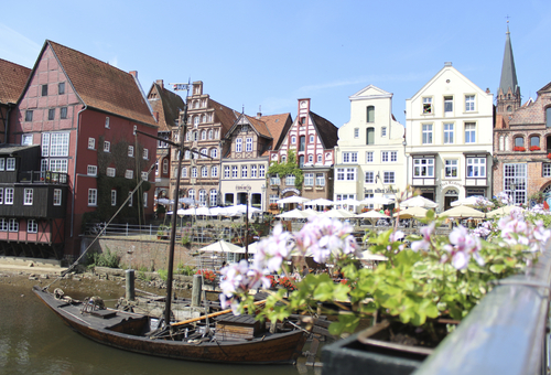 Ilmenau und historische Häuserfassaden in Lüneburg