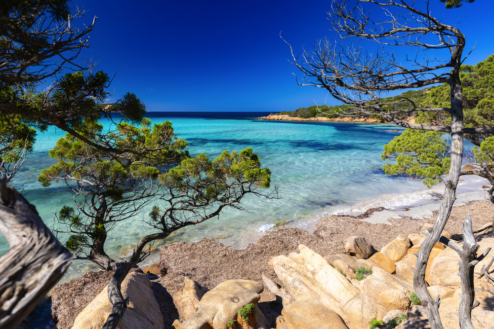 In einer halbmondförmigen Bucht im Herzen der Costa Smeralda liegt der Strand Grande Pevero.