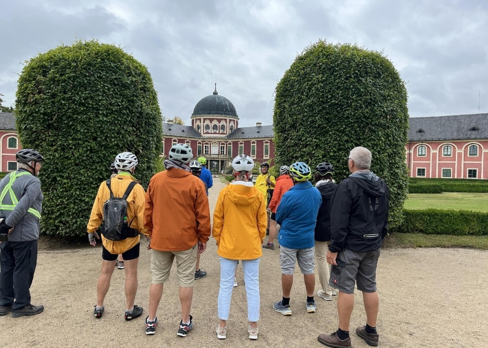Die Reisegruppe vor dem Schloss Veltrusy