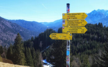 Wegweiser für Wanderwege in den Alpen