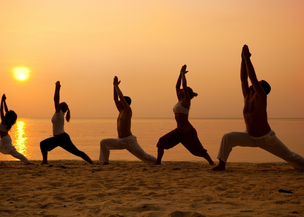 Yoga in der Gruppe am Strand