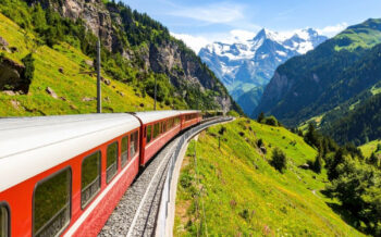 Zug fährt durch die Alpen