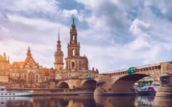 Blick auf die Augustusbrücke über die Elbe in Dresden
