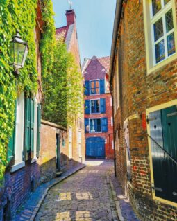 Eine Gasse in der idyllischen Stadt Leer