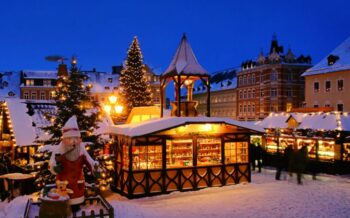 Weihnachtsmarkt mit Beleuchtung