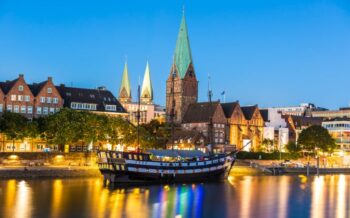 Bremen mit Wasser am Abend