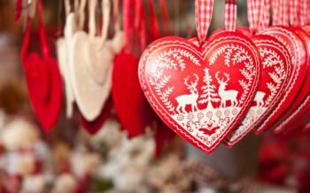 Weihnachtlich dekorierte Herzen, welche an einem Stand auf einem Weihnachtsmarkt verkauft werden