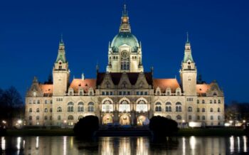 Stadthalle von Hannover am Abend.