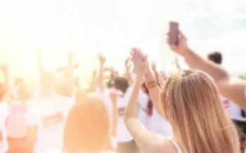 Feiernde Menschen auf einem Event