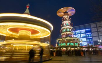 Weihnachtsmarkt in Berlin am Abend.