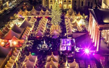 Weihnachtsmarkt in Berlin am Abend.