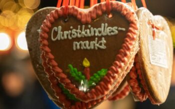 Ein Bild vom Nürnberger Christkindlmarkt mit einem Lebkuchenherz
