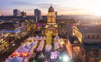 Weihnachtsmarkt in Berlin am Abend.