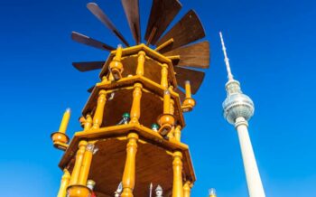 Weihnachtsmarkt in Berlin, im Hintergrund der Berliner Fernsehturm.