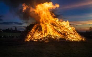 Ein brennendes Osterfeuer