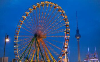 Weihnachtsmarkt in Berlin, im Hintergrund der Berliner Fernsehturm.