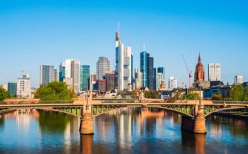 Frankfurter Stadt mit Sonnenaufgang und Skyline