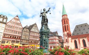 Altstadt-Romerberg mit Justitia-Statue in Frankfurt