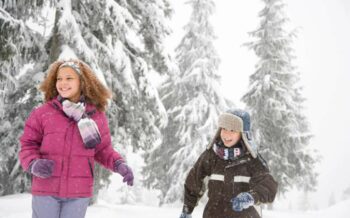 Kinder, die im Schnee spielen