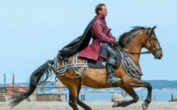 Ein Mann, der auf einem Pferd reitet an den Störtebeker Festspiele
