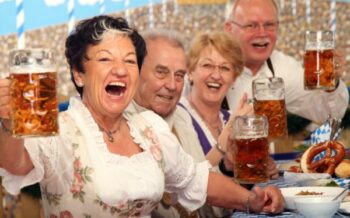 Eine Gruppe glücklicher Menschen in München am Bier trincken