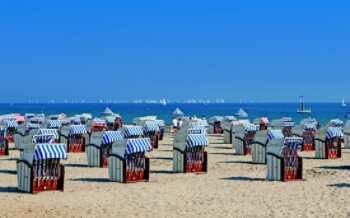 Viele Strandkörbe, welche an einem Strand an der Nordsee stehen.