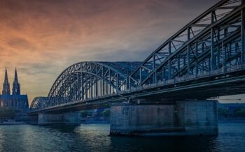 Blick auf Köln und den Rhein. Im Hintergrund ist der Kölner Dom zu sehen.