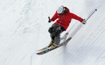 Skifahrer auf dem Schnee.