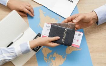 Eine Person gibt einer anderen Person ein Flugticket mit einen Reisepass