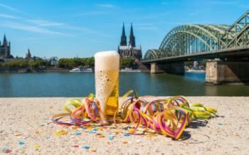 Blick auf Köln mit Luftschlangen und Bier